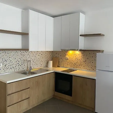 Lulu Suites - Coral Apartment Golem (Tirana)